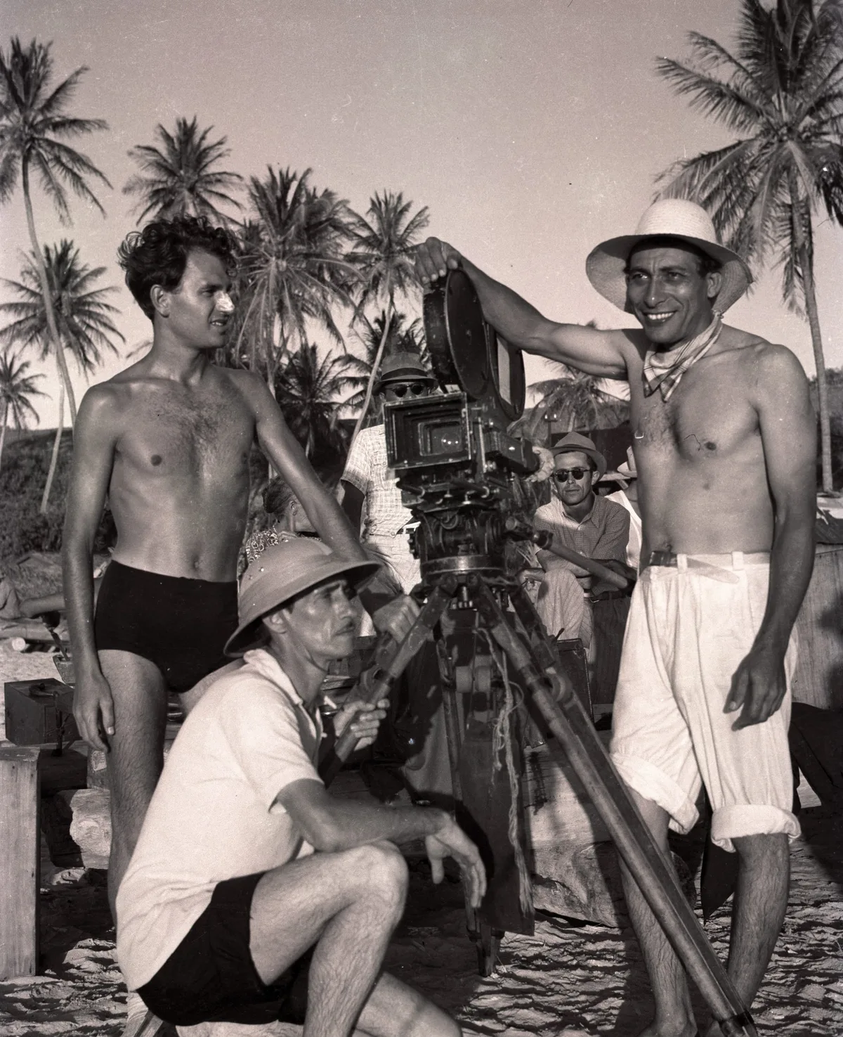Câmera e equipe na praia