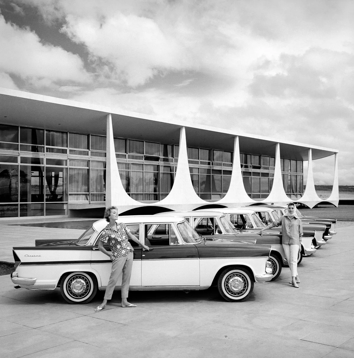 Campanha “Novo toque de bom gosto na moderna paisagem brasileira”, Simca Chambord