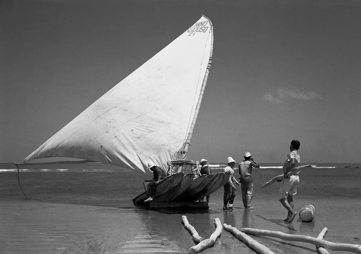 Jangada na beira-mar