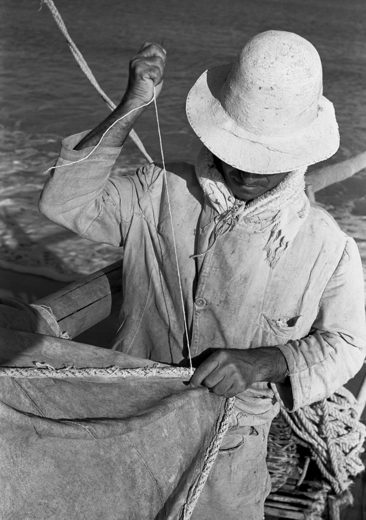 Jangadeiro costurando a vela
