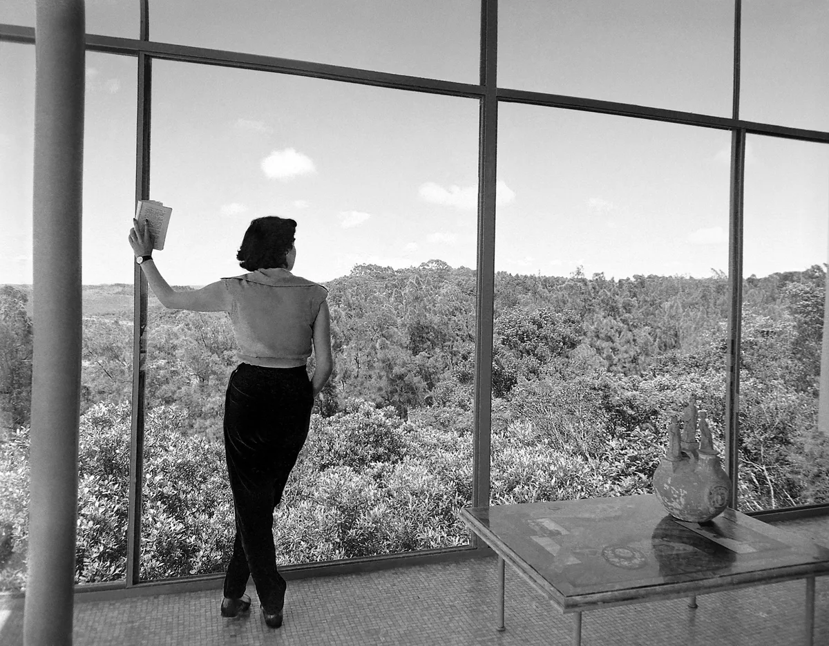 Lina Bo Bardi na Casa de Vidro