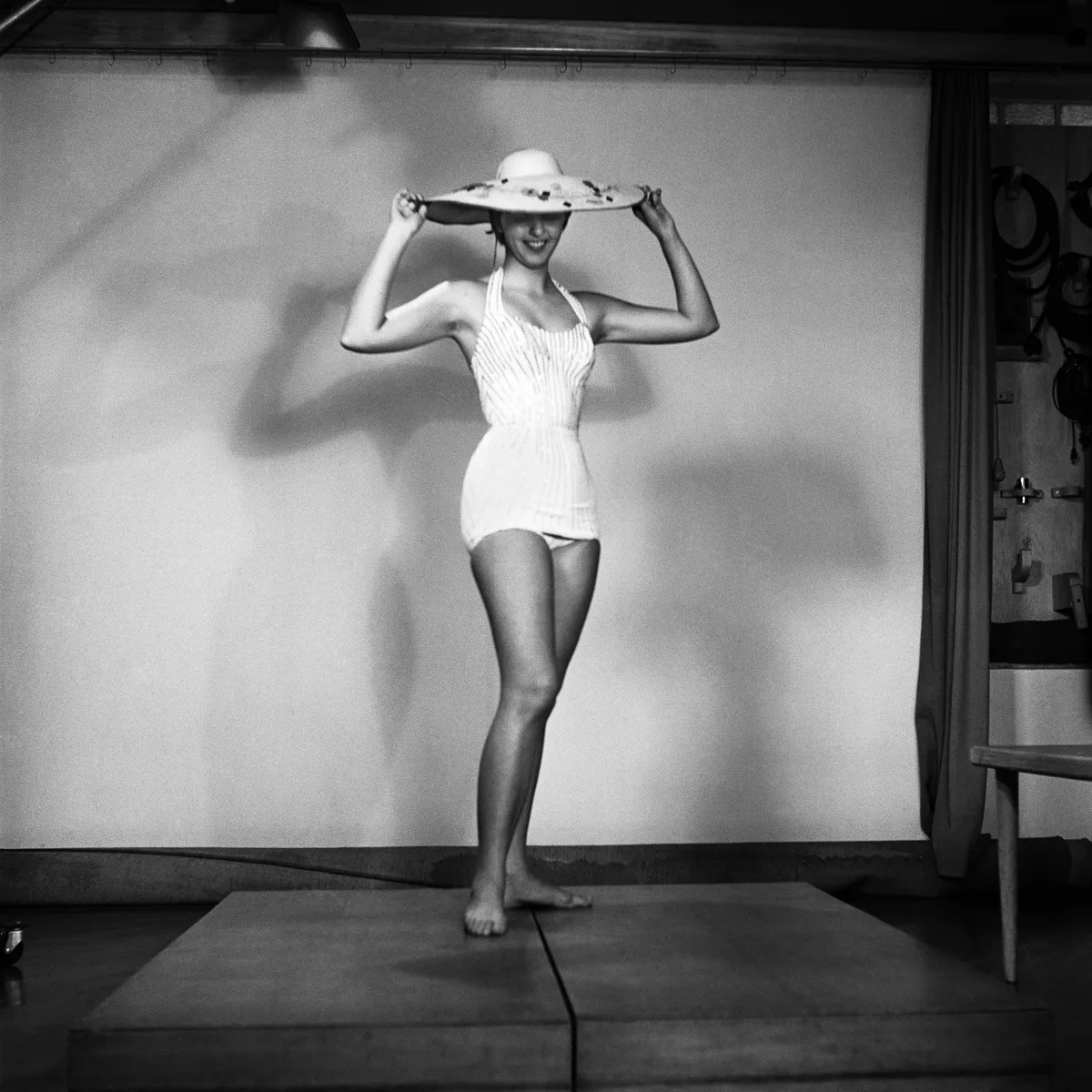 Modelo posando com roupa de banho